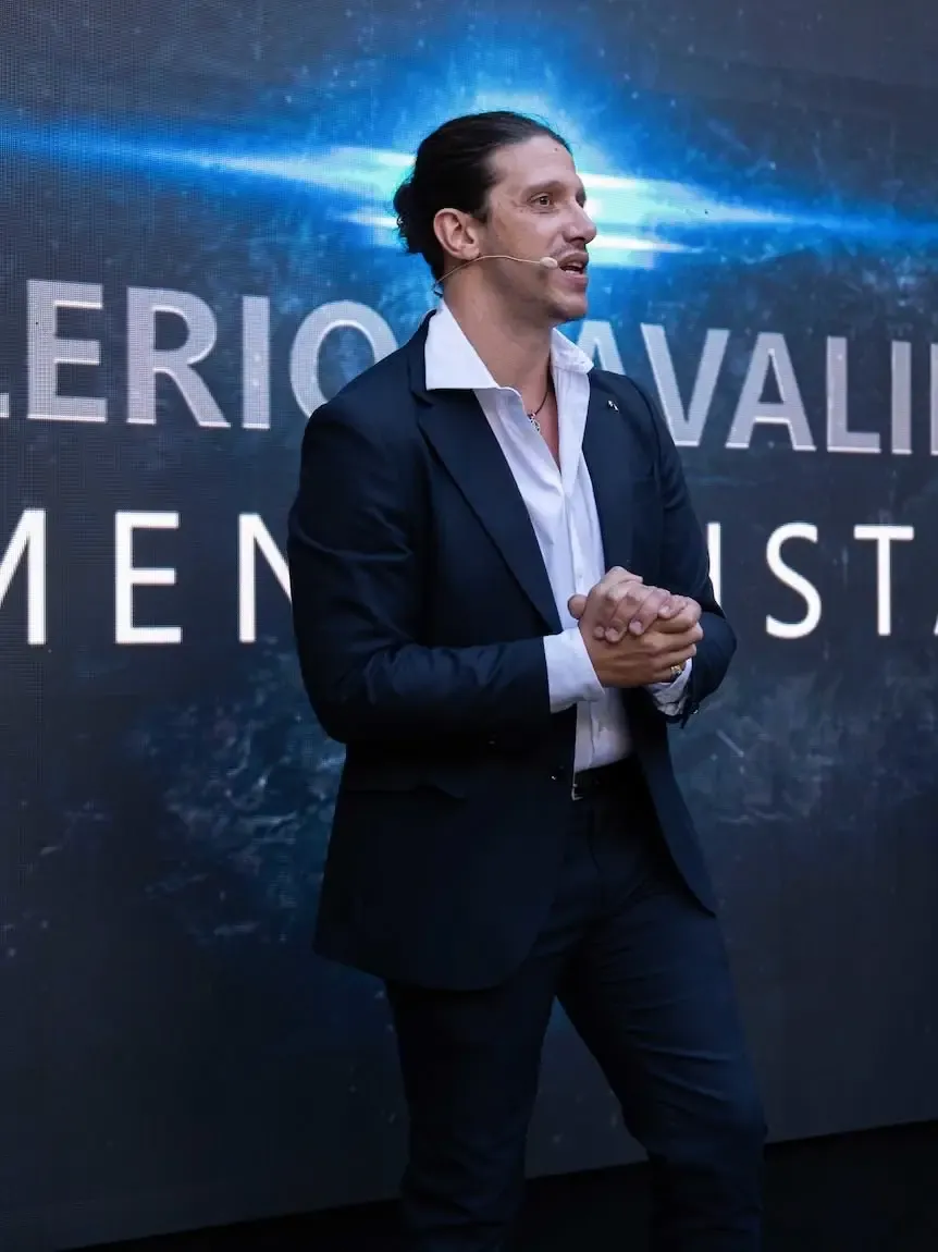 Valerio Cavaliero sul palco durante un evento