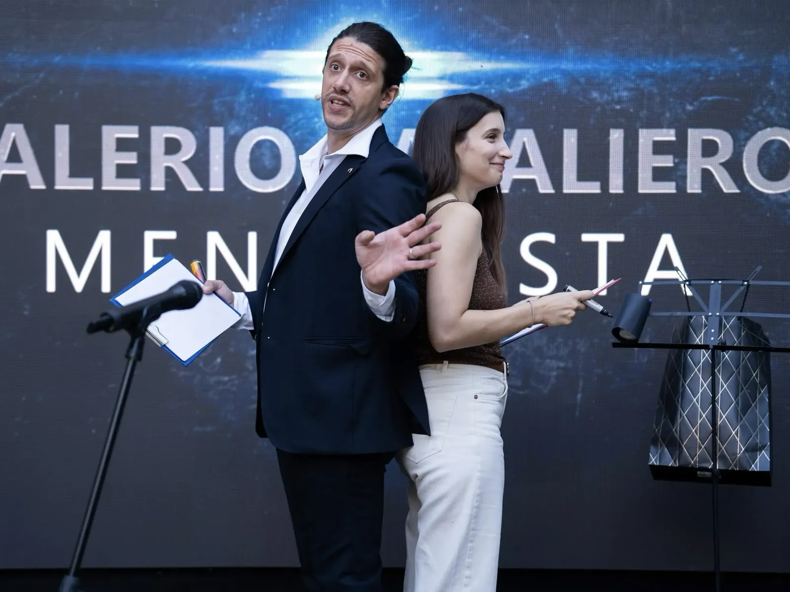 Valerio Cavaliero sul palco con una spettatrice