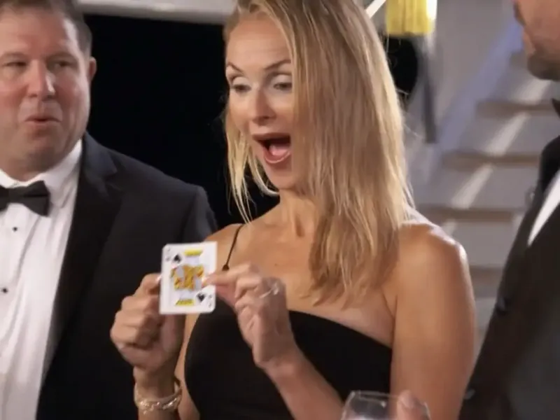 Ospite stupita durante una cena di gala