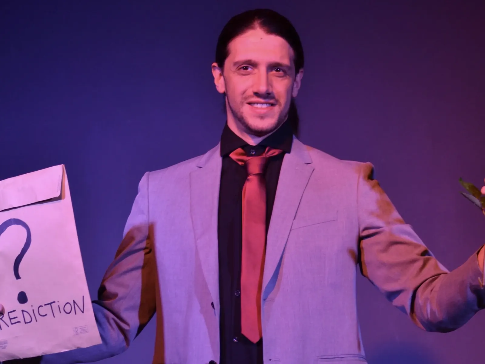 Valerio Cavaliero in scena con la busta della previsione