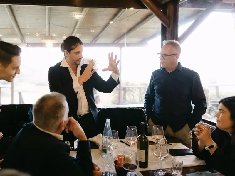 Mentalismo ravvicinato ai tavoli durante una cena