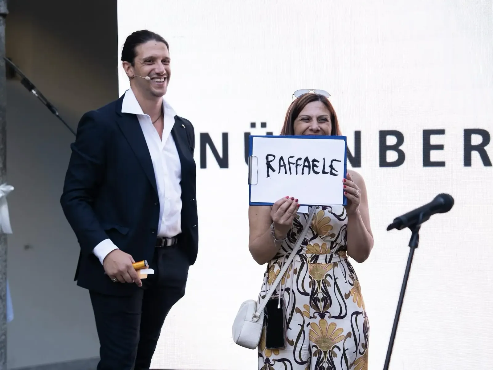 Il cartello con il nome Raffaele durante l'evento NürnbergMesse