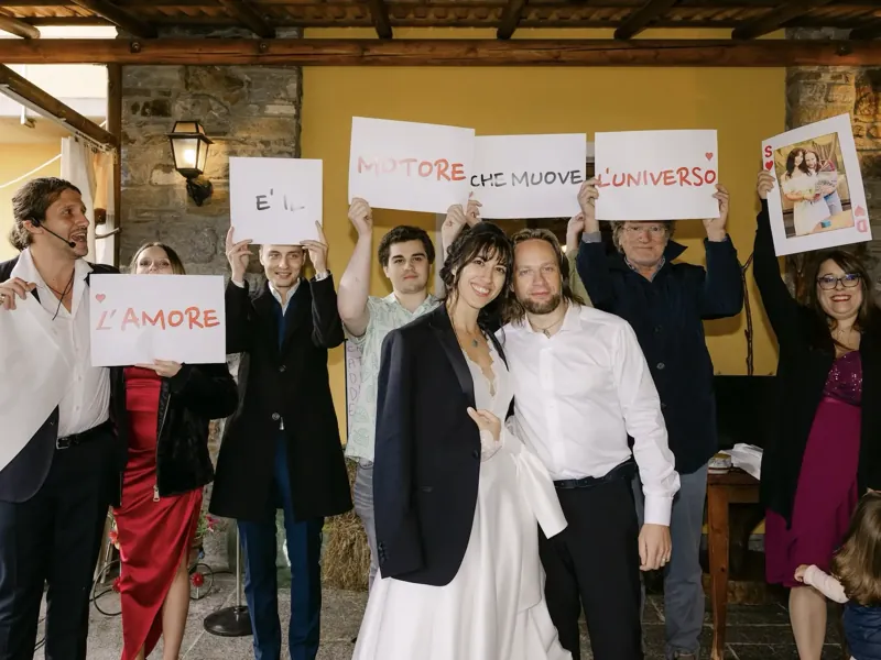 Mentalista a un matrimonio con sposi e invitati